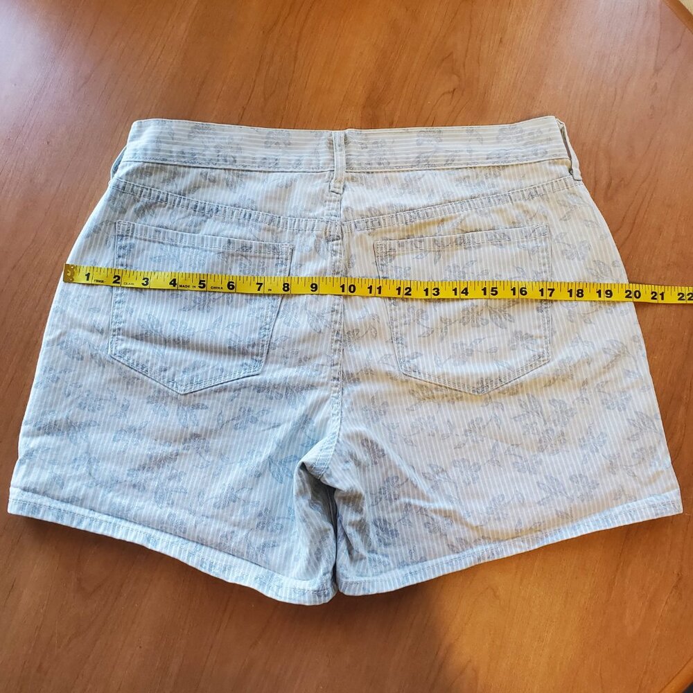 Old Navy Boyfriend Denim Railroad Stripe Shorts Floral Print 3 ½” Inseam - (8) - Picture 9 of 12